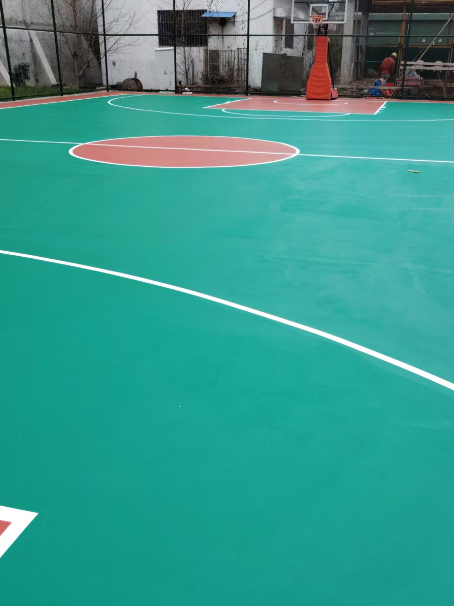裕华 球场长期使用易出现地面开裂